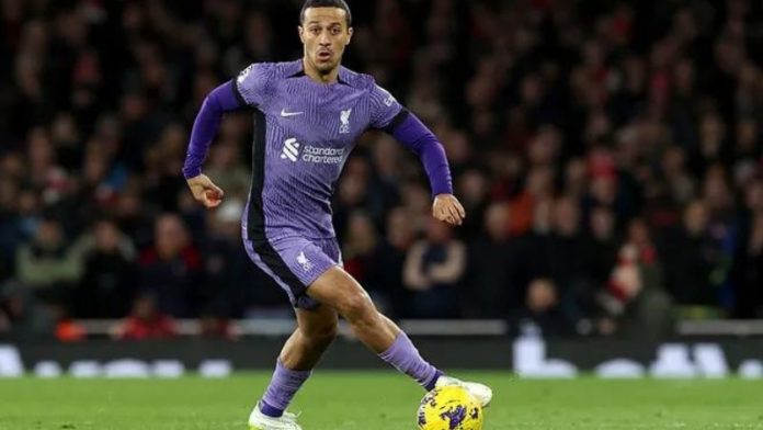 El español Thiago Alcántara regresa a la enfermería del Liverpool tras lesionarse el domingo contra el Arsenal.