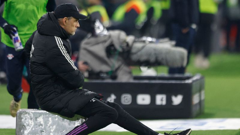 El entrenador alemán del Bayern de Múnich, Thomas Tuchel, sigue la acción sentado en una maleta como un mensaje subliminal que al final de temporada se va.