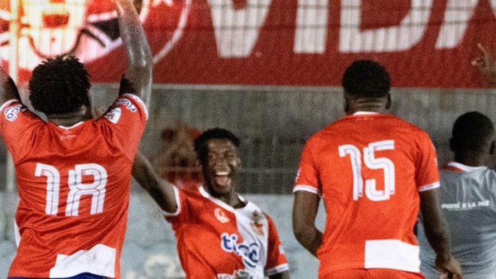 Los jugadores del Vida celebran la victoria sobre Potros de Olancho FC.