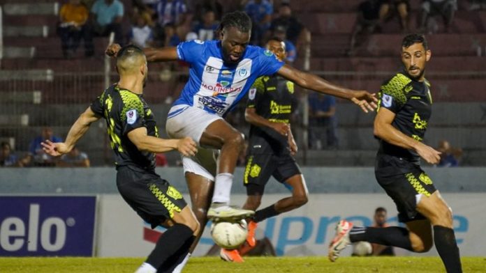 El delantero del Victoria, Geovanny Martínez, estuvo bien marcado por los defensas de Potros de Olancho FC.