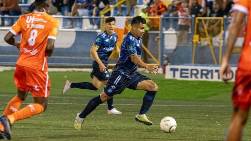 El volante de contención hondureño, German Mejía, anotó el gol del triunfo del Pérez Zeledón sobre Puntarenas en la liga tica.