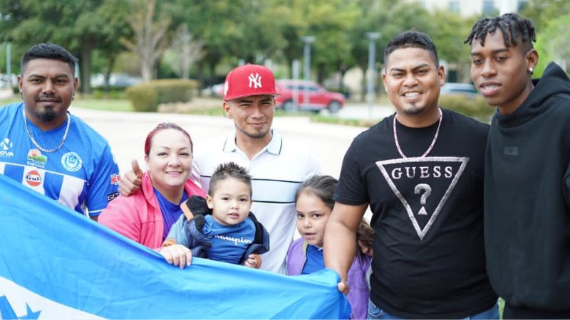 Aficionados hondureños en Texas comparten con el joven seleccionado Alenis Vargas.