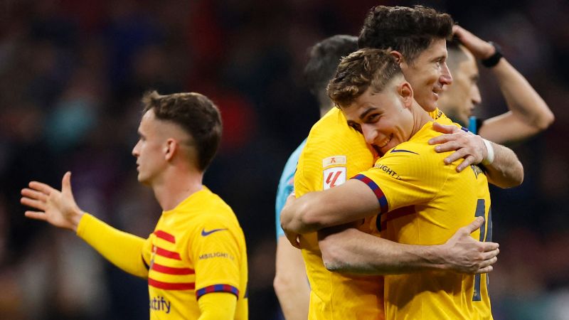 El centrocampista español del Barcelona, Fermín López, y el delantero polaco Robert Lewandowski celebran su victoria sobre el Atlético de Madrid.