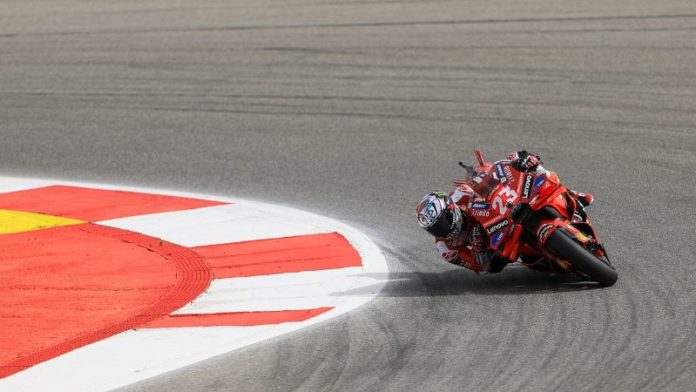 El piloto italiano de Ducati Enea Bastianini compite durante la sesión de clasificación de MotoGP del Gran Premio de Portugal.