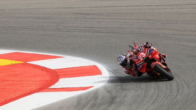 El piloto italiano de Ducati Enea Bastianini compite durante la sesión de clasificación de MotoGP del Gran Premio de Portugal.