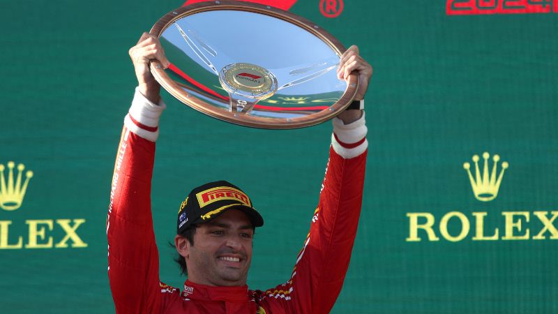 El piloto español de Ferrari Carlos Sainz Jr celebra con el trofeo en el podio tras el Gran Premio de Australia de Fórmula 1.