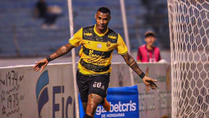 El panameño Carlos Small celebra el primer gol de la "Máquina" sobre el Vida.