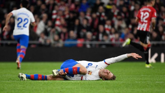 El centrocampista holandés del Barcelona, ​​Frenkie De Jong, reacciona tras resultar lesionado durante el partido contra el Athletic Club de Bilbao.