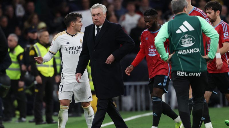 El entrenador italiano del Real Madrid, Carlo Ancelotti, camina con el delantero español del Real Madrid, Brahim Díaz.