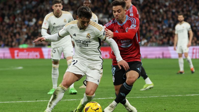 En la gráfica, el delantero español del Real Madrid, Brahim Díaz, lucha por el balón con el centrocampista español del Celta de Vigo, Fran Beltrán.