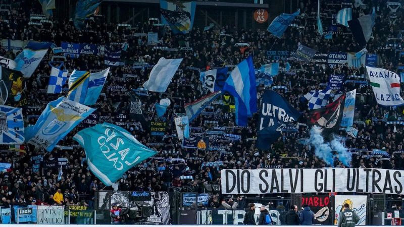 Un aficionado de la Lazio fue detenido por un video en el que los hinchas aparecen haciendo saludos fascistas en Múnich.