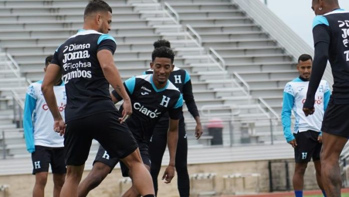 El delantero Douglas Martínez entrenó con normalidad y descarta una posible lesión previo al partido del sábado contra Costa Rica.