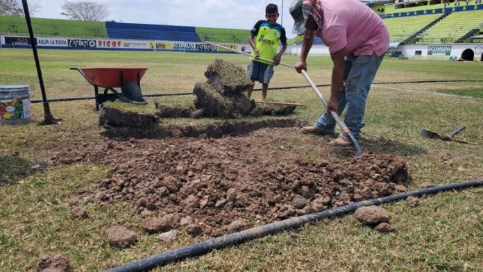 Aprovechando el parón de la fecha FIFA, el terreno de juego del estadio Juan Ramón Brevé es sometido a ciertas mejoras.