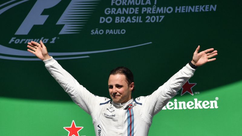 En la foto de archivo, el piloto brasileño de Williams, Felipe Massa, se despide de la multitud después de su última carrera en su ciudad natal al final del Gran Premio de Fórmula Uno de Brasil, en el circuito de Interlagos en Sao Paulo, el 12 de noviembre de 2017.