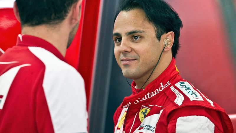 En la foto de archivo, el piloto de Ferrari Felipe Massa de Brasil habla con un miembro del equipo de boxes.