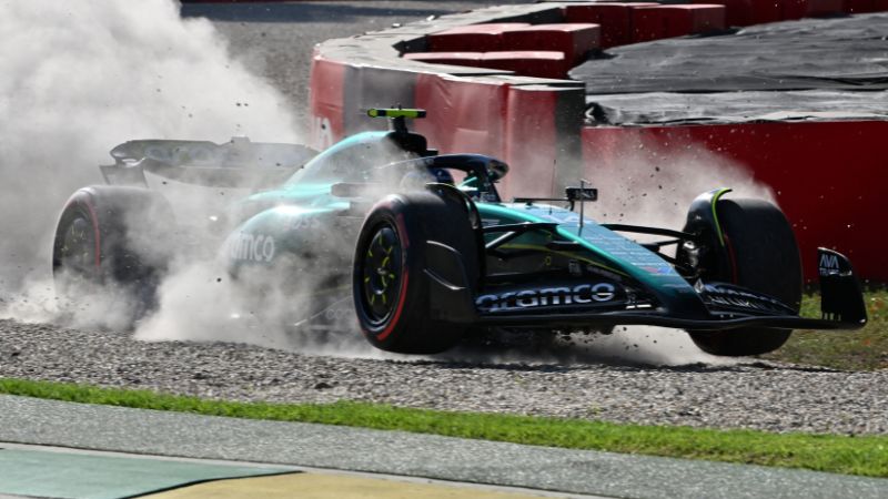 El piloto español de Aston Martin, Fernando Alonso, pierde el control de su coche durante la sesión de clasificación del Gran Premio de Australia de Fórmula Uno en el circuito Albert Park de Melbourne.