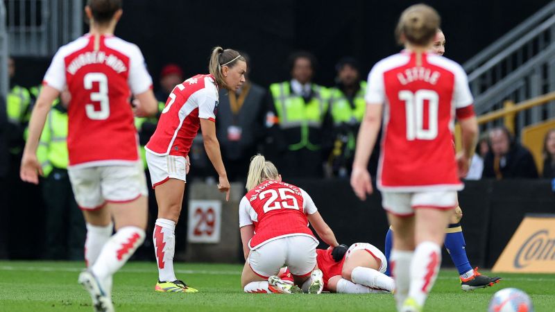 Las jugadoras del Arsenal van a ayudar a la mediocampista noruega Frida Maanum después de desmayarse.