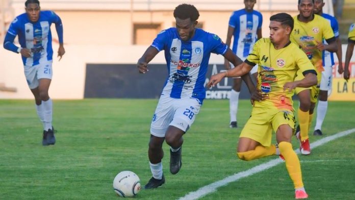 El jugador del Victoria, Ángel Barrios, es presionado por el volante del Génesis Comayagua, Daniel Meléndez.