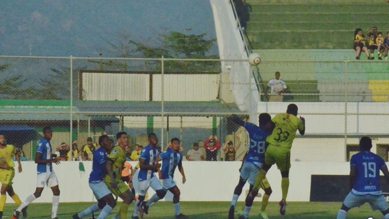 Ángel Barrios y Óscar Gregory González saltan por el balón en una acción del partido entre Génesis Comayagua y Victoria.