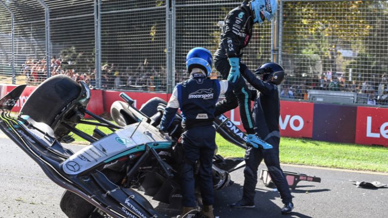 El piloto británico de Mercedes, George Russell, sale de su coche después de estrellarse durante el Gran Premio de Australia de Fórmula 1.