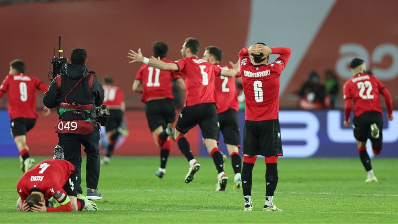 Los jugadores de Georgia celebran ganar el partido ante Grecia y clasificarse por primera vez a la Eurocopa.