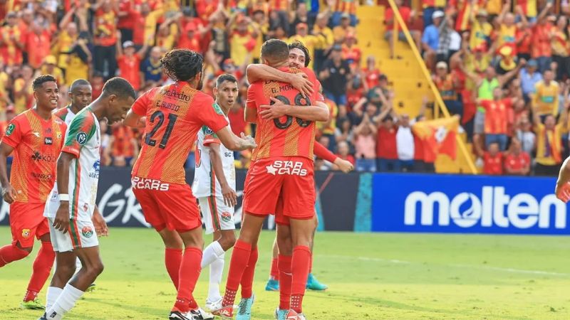 El hondureño Getsel Montes es felicitado luego de anotar su gol con la camisa del Herediano frente al Robinhood.
