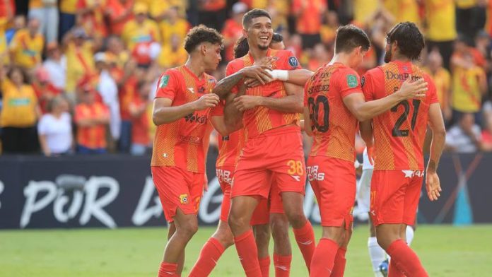 El defensa central "catracho" del Herediano, Getsel Montes, ya comenzó a calentar el partido del 23 de marzo entre Honduras y Costa Rica.