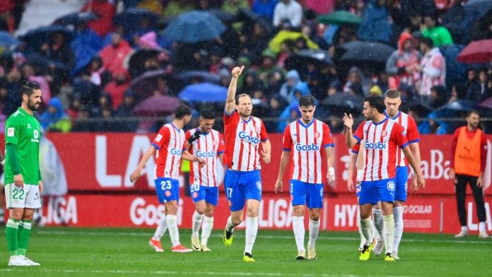 El delantero ucraniano del Girona, Artem Dovbyk, celebra tras marcar el segundo gol de su equipo frente al Betis.