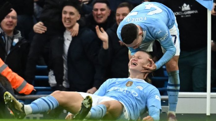 El delantero noruego del Manchester City, Erling Haaland, celebra con el centrocampista inglés Phil Foden.