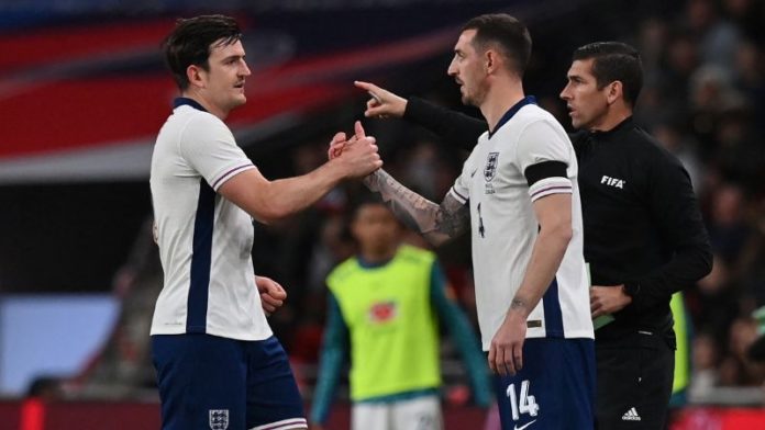 El defensor de Inglaterra Lewis Dunk reemplaza a Harry Maguire durante el partido amistoso contra Brasil.