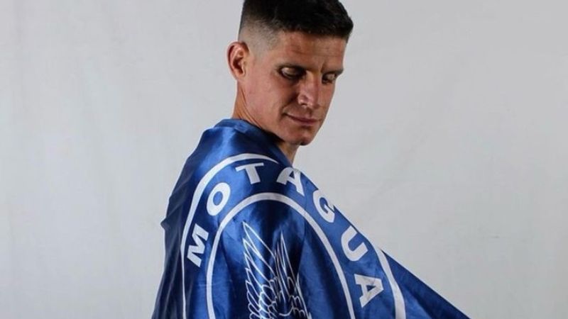 El portero Jonathan Rogier posa con la bandera de su equipo Motagua.