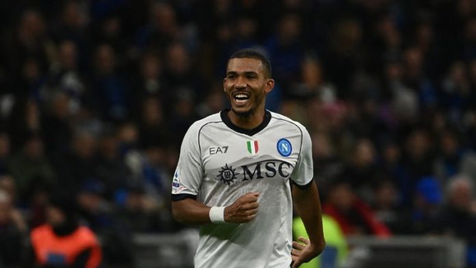 El defensa brasileño del Napoli, Juan Jesús, celebra tras marcar un gol durante el partido contra el Inter de Milán.