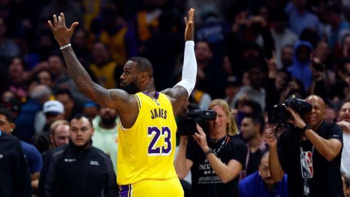 LeBron James impuso el récord de ser el primer jugador de la NBA en anotar 40 mil puntos.