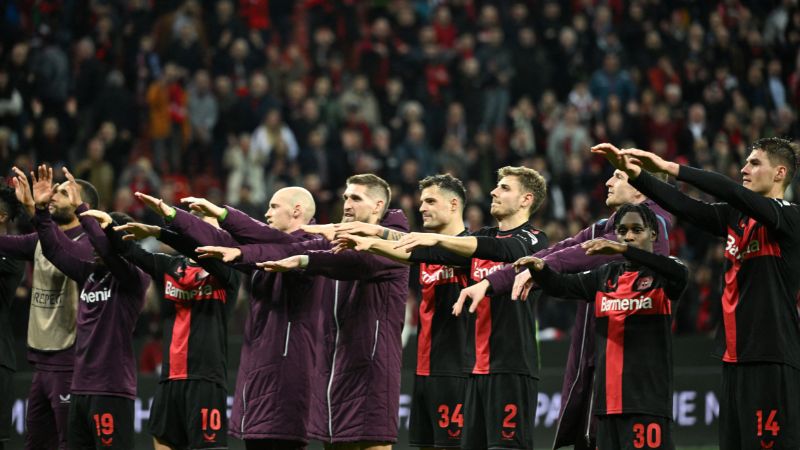 Los jugadores de Bayer Leverkusen celebran con los aficionados al final del partido y Karabagh.