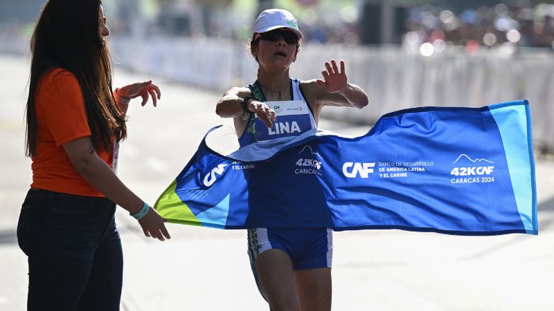La corredora colombiana Lina Pantoja cruza la meta para terminar primera en la carrera de 42 km de la categoría femenina de la octava edición del Maratón de Venezuela.