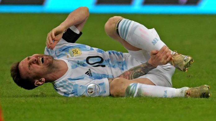 En la foto de archivo, Lionel Messi hace gestos de dolor durante el partido de semifinal del torneo de fútbol Copa América Conmebol 2021 contra Colombia.