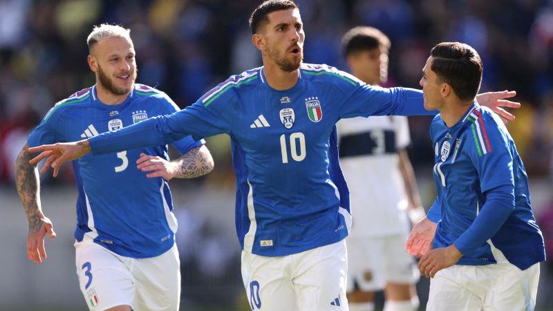 El delantero italiano, Lorenzo Pellegrini celebra después de marcar el primer gol de su equipo contra Ecuador.