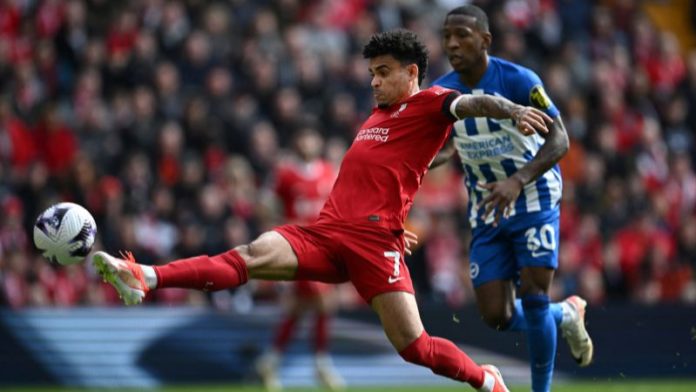 El mediocampista colombiano del Liverpool, Luis Díaz, dispara y anota el primer gol de su equipo contra el Brighton.