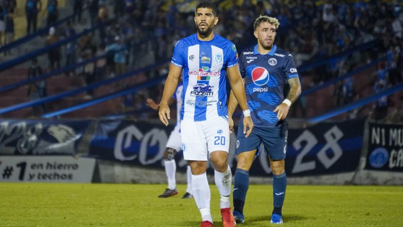 Marcelo Espinal y Agustín Auzmendi tuvieron un duelo en el estadio Municipal Ceibeño.