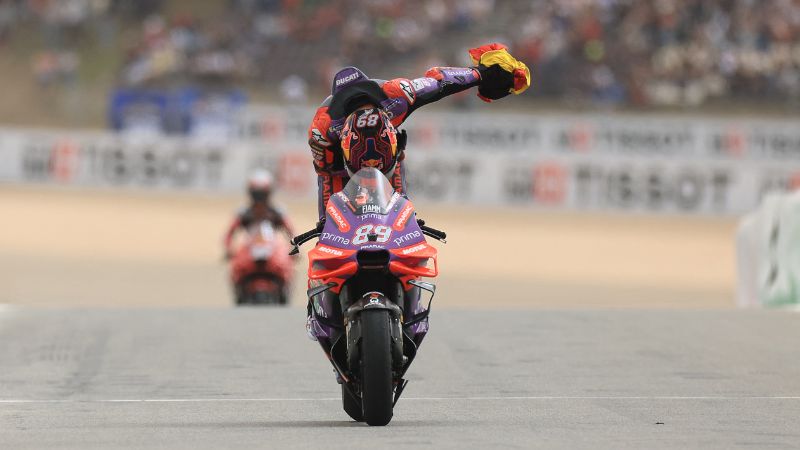 El piloto español de Ducati Jorge Martín celebra tras ganar la carrera de MotoGP del Gran Premio de Portugal.