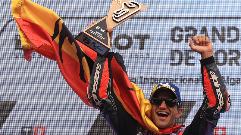 El piloto español de Ducati Jorge Martín levanta el trofeo mientras celebra en el podio tras ganar la carrera de MotoGP del Gran Premio de Portugal.