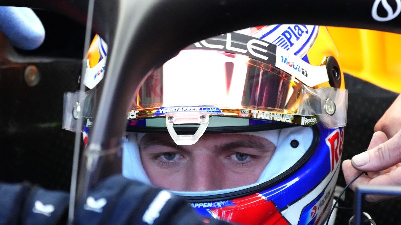El piloto holandés de Red Bull Racing, Max Verstappen, se prepara para salir del pit lane durante la sesión de clasificación del Gran Premio de Australia de Fórmula Uno en el circuito Albert Park de Melbourne.