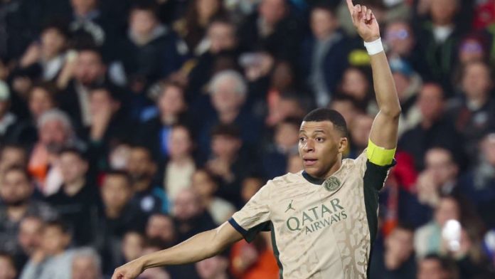 El delantero de Paris Saint-Germain, Kylian Mbappe, reacciona durante el partido contra el Montpellier y donde anotó tres goles.