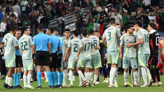 Por culpa de sus aficionados, el fútbol mexicano podría ser sancionado por Concacaf y FIFA.