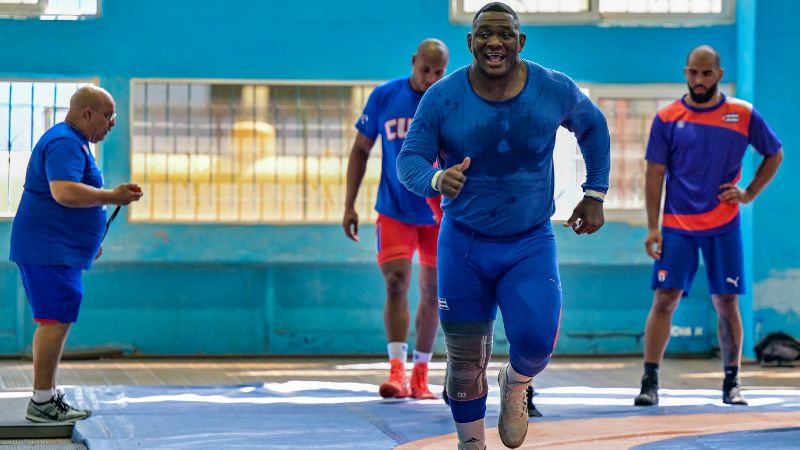 El luchador grecorromano cubano Mijaín López participa en un entrenamiento en La Habana, el 14 de marzo de 2024.