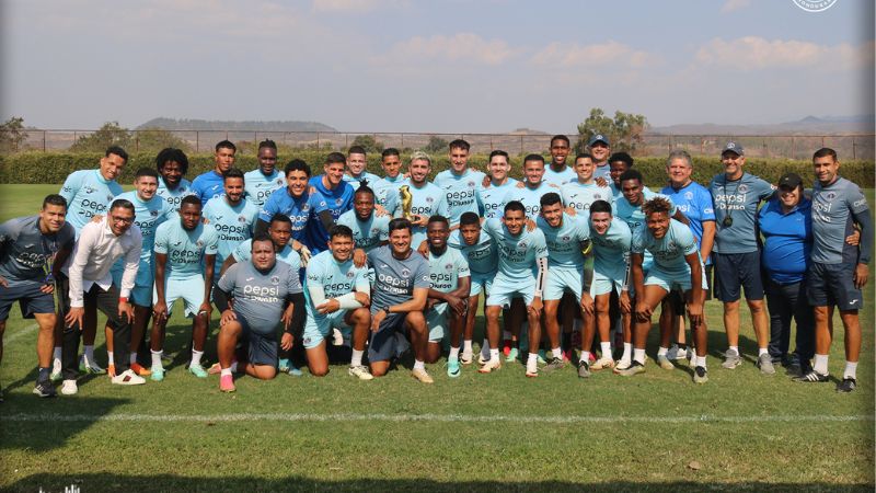 Los jugadores de Motagua comparten la alegría con el delantero argentino, Agustín Auzmedi, quien recibió el trofeo de máximo goleador de la pasada Copa Centroamericana de Concacaf, con 7 tantos.