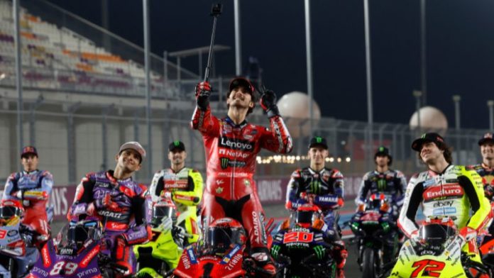 El piloto italiano del equipo Ducati Lenovo, Francesco Bagnaia, se toma una selfie durante la foto de grupo en el Circuito Internacional de Lusail en Lusail, al norte de Doha.