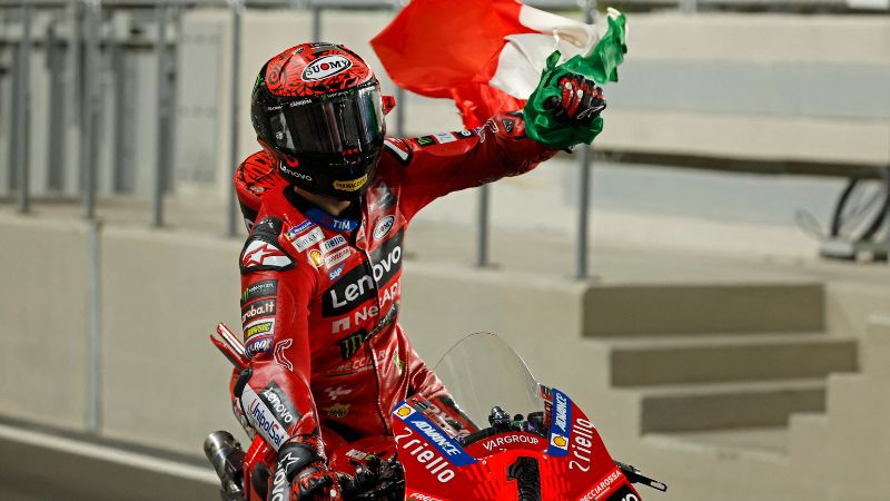 El piloto italiano del Ducati Lenovo Team, Francesco Bagnaia, celebra tras ganar el Gran Premio de MotoGP de Qatar en el Circuito Internacional de Lusail.