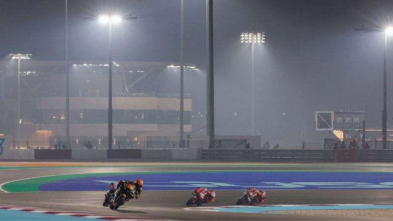 En esta foto de archivo, los pilotos compiten durante la carrera Tissot Sprint antes del Gran Premio de Moto GP de Catar en el Circuito Internacional de Lusail el 18 de noviembre de 2023.