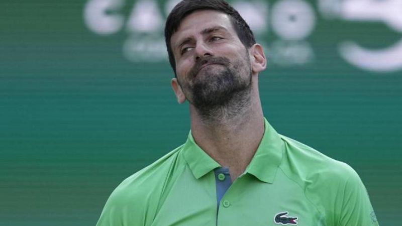 El serbio Novak Djokovic se lamenta luego de perder ante el italiano Luca Nardi.